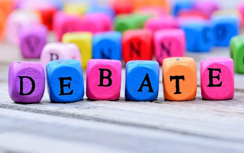 debate la gi nghe thuat tranh bien hien dai cua gen z